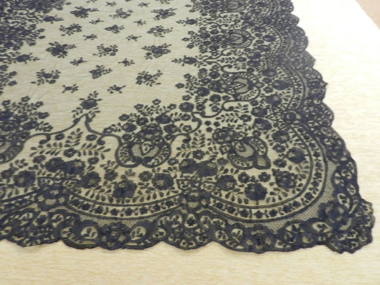Mantilla bordada a mano en seda