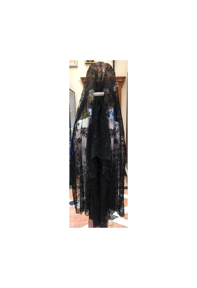 Mantilla bordada a mano en seda