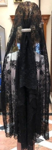 Mantilla bordada a mano en seda