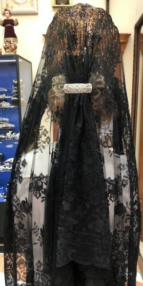 Mantilla bordada a mano en seda