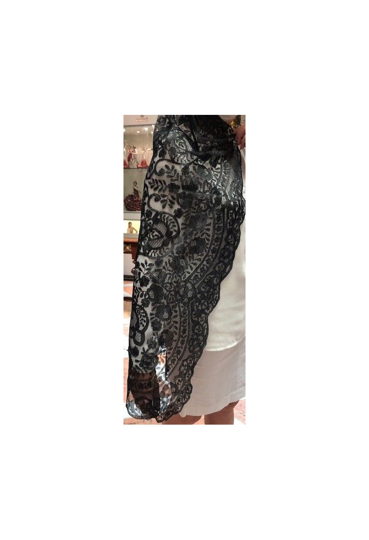 Mantilla bordada a mano en seda