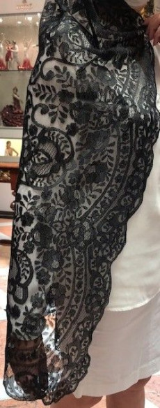 Mantilla bordada a mano en seda