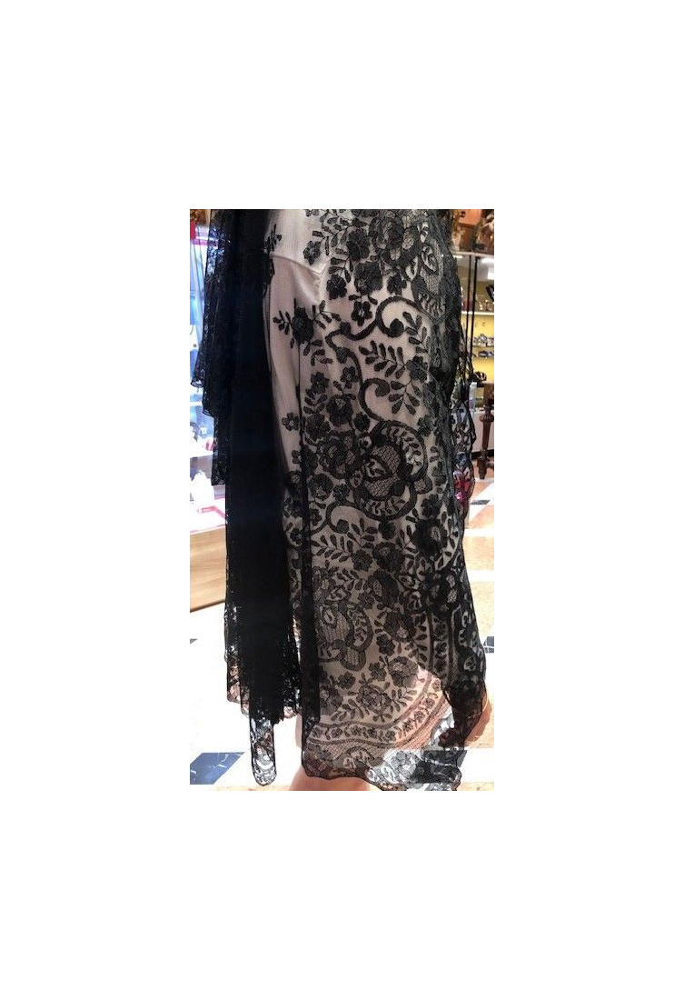 Mantilla bordada a mano en seda