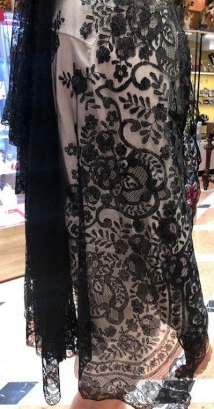 Mantilla bordada a mano en seda