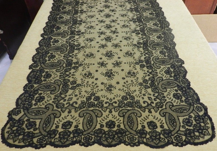 Mantilla bordada a mano en seda