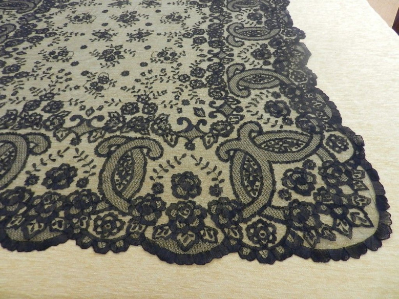 Mantilla bordada a mano en seda