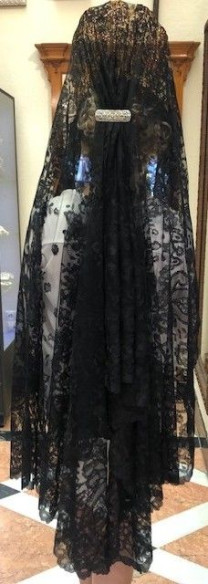 Mantilla bordada a mano en seda