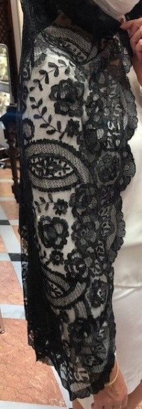 Mantilla bordada a mano en seda