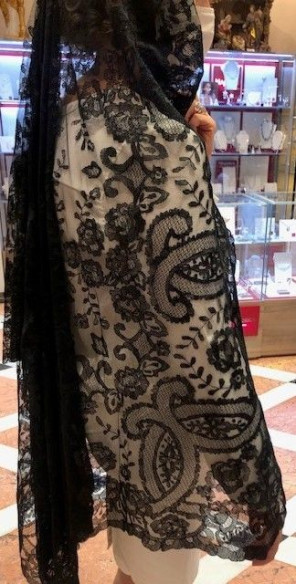 Mantilla bordada a mano en seda