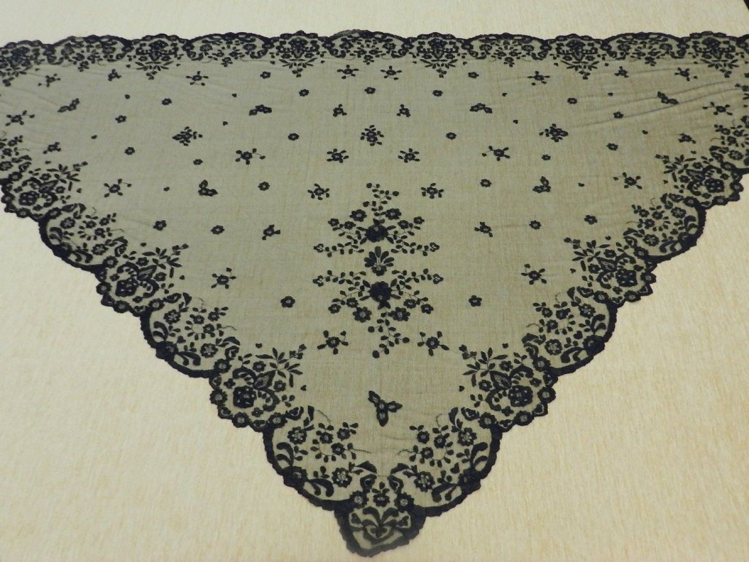 Mantilla infanta bordada a mano en seda
