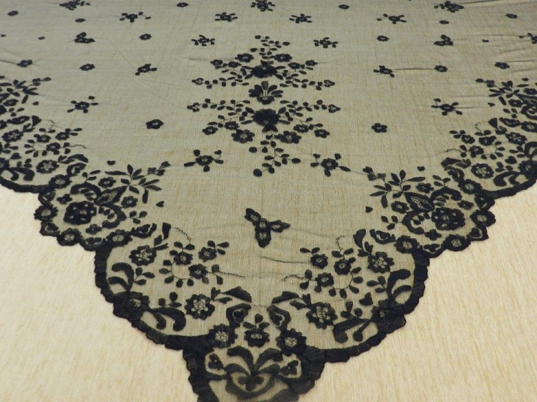 Mantilla infanta bordada a mano en seda