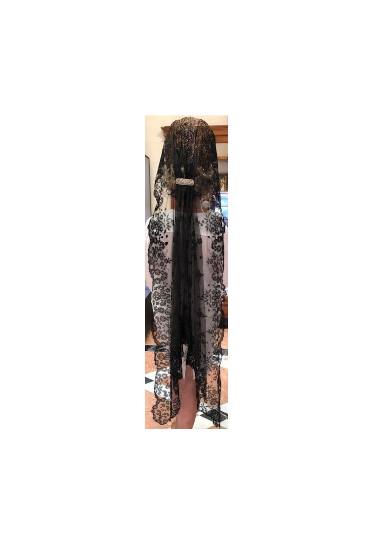 Mantilla infanta bordada a mano en seda