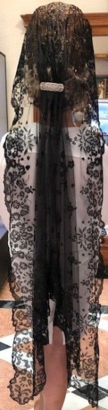 Mantilla infanta bordada a mano en seda