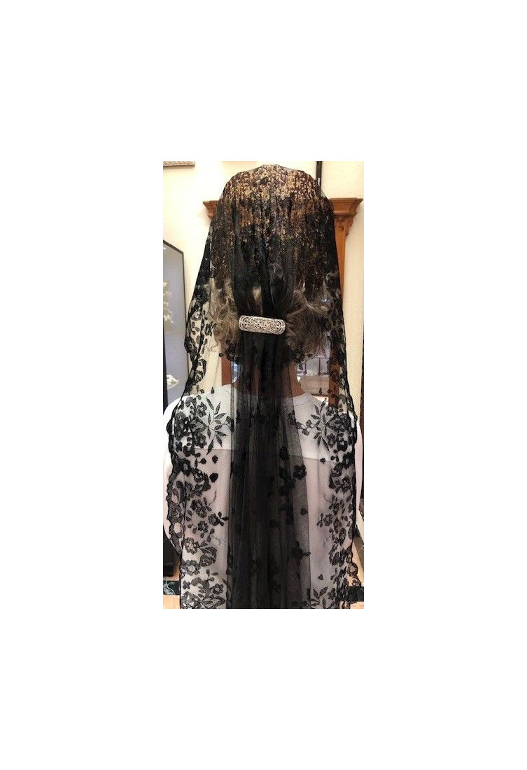 Mantilla infanta bordada a mano en seda