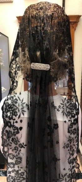 Mantilla infanta bordada a mano en seda