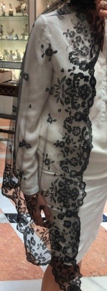 Mantilla infanta bordada a mano en seda