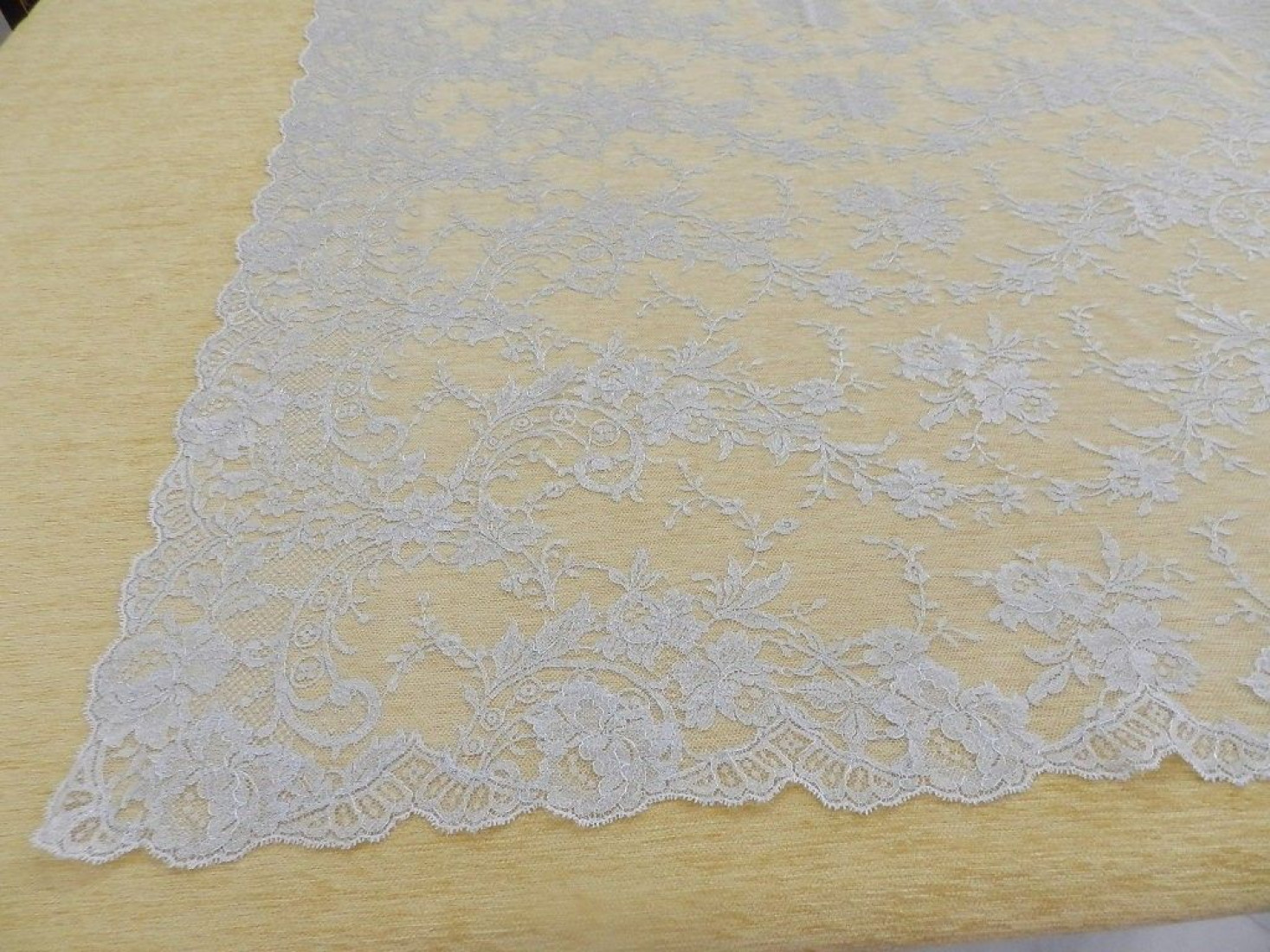 Mantilla bordada a máquina plata metalizada 115*200