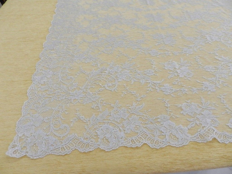 Mantilla bordada a máquina plata metalizada 115*200