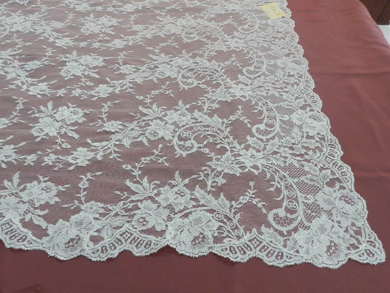 Mantilla bordada a máquina plata metalizada 115*200