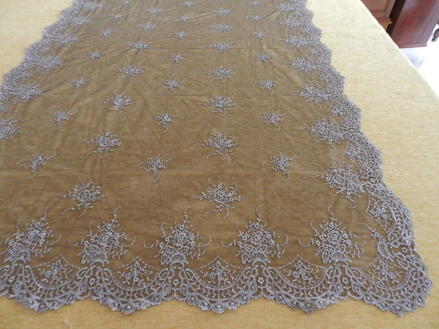 Mantilla bordada a máquina en color negro-plata 120*220