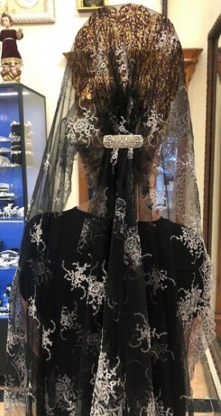 Mantilla bordada a máquina en color negro-plata 120*220