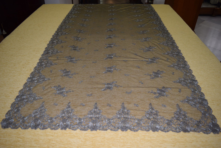 Mantilla bordada a máquina en color negro-oro 120*220