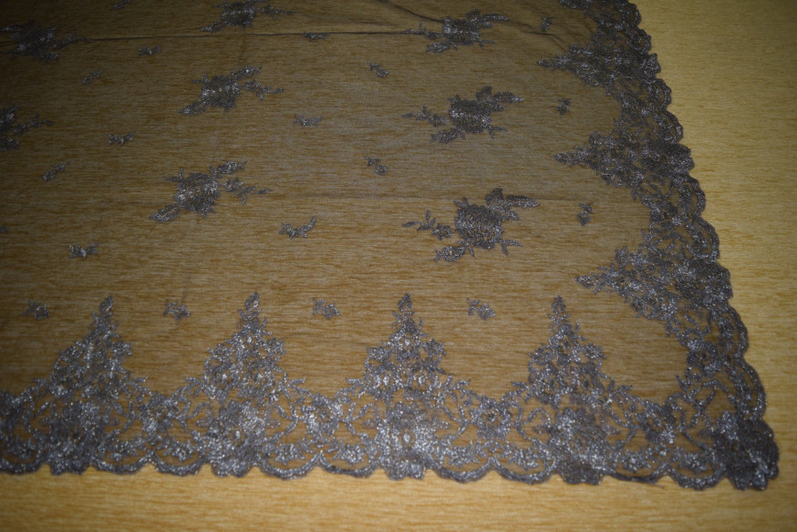 Mantilla bordada a máquina en color negro-oro 120*220