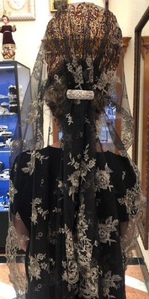Mantilla bordada a máquina en color negro-oro 120*220