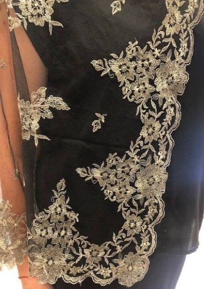 Mantilla bordada a máquina en color negro-oro 120*220