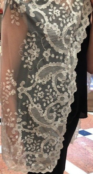 Mantilla bordada a mano en seda 120*240