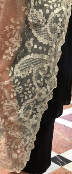 Mantilla bordada a mano en seda 120*240