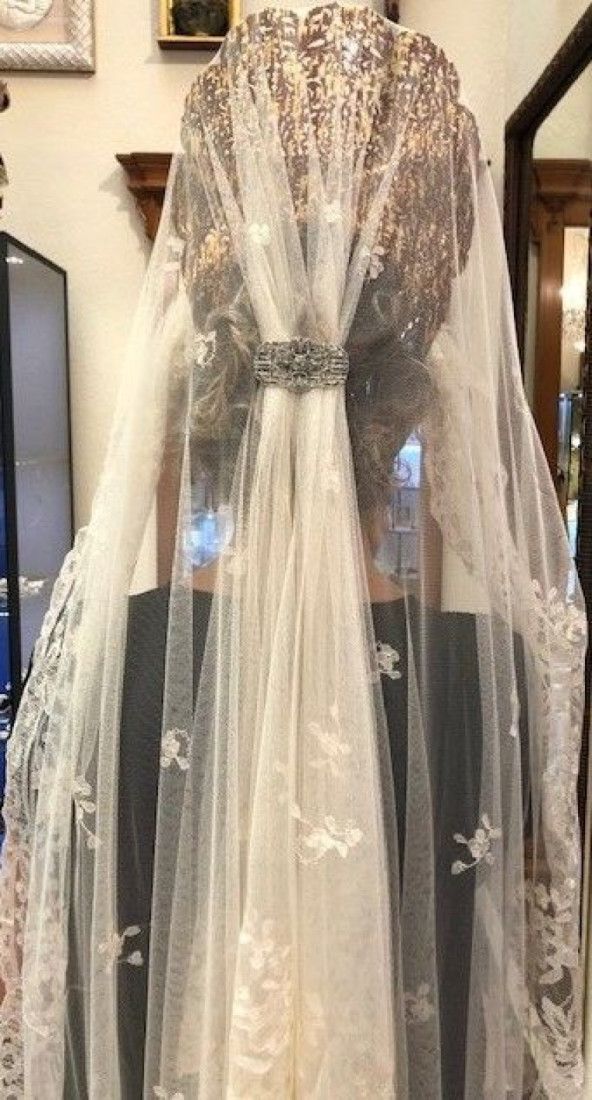 Mantilla bordada a mano en seda 130*240