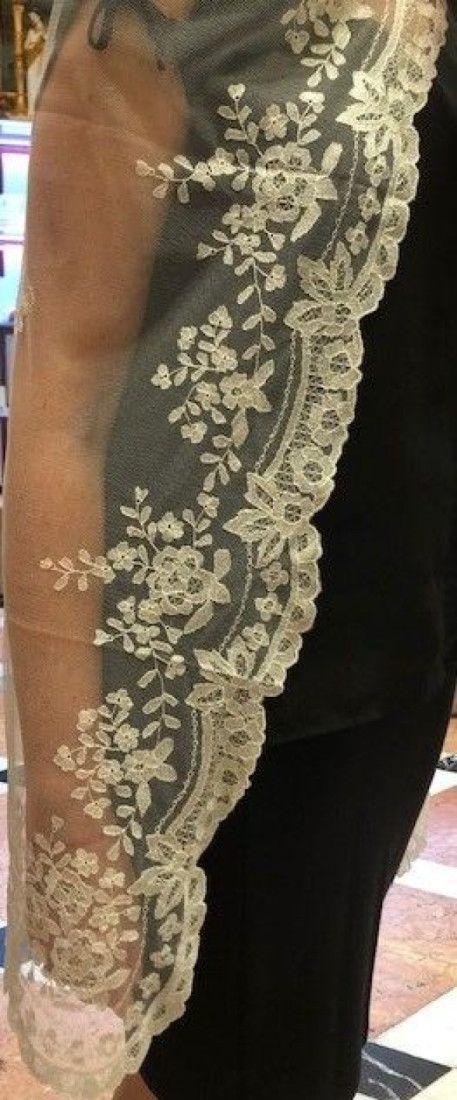 Mantilla bordada a mano en seda 130*240