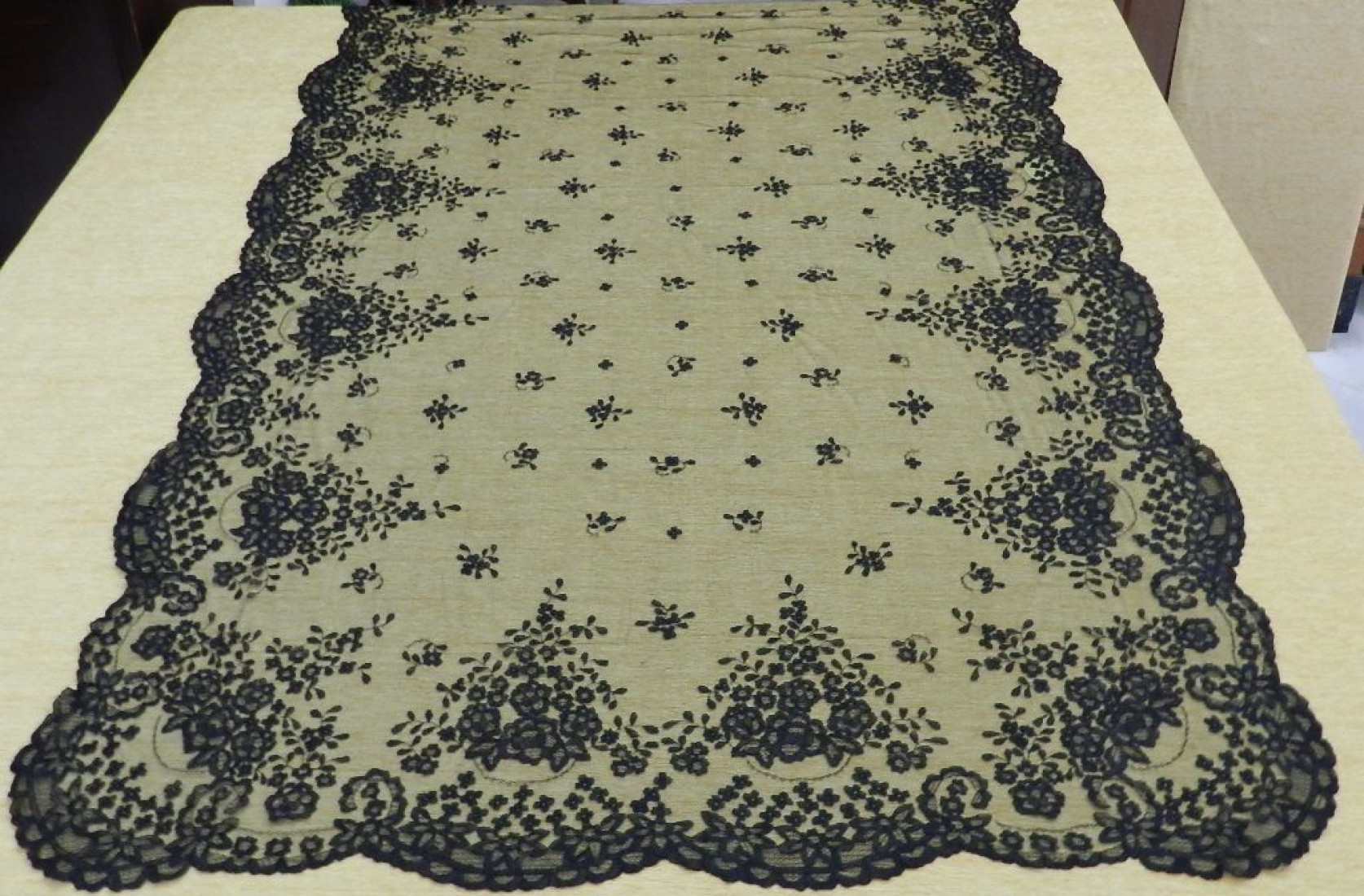 Mantilla bordada a mano en seda