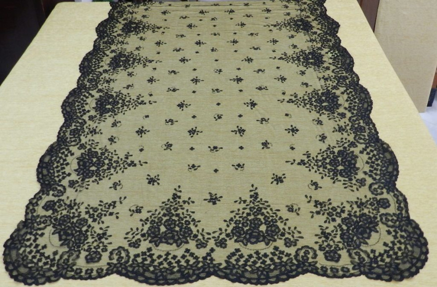 Mantilla bordada a mano en seda