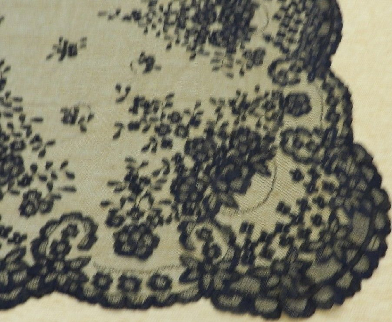 Mantilla bordada a mano en seda