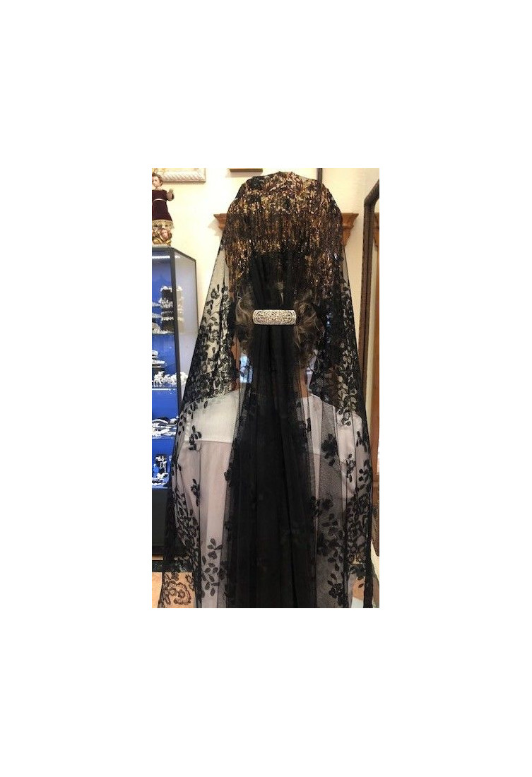 Mantilla bordada a mano en seda