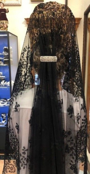 Mantilla bordada a mano en seda
