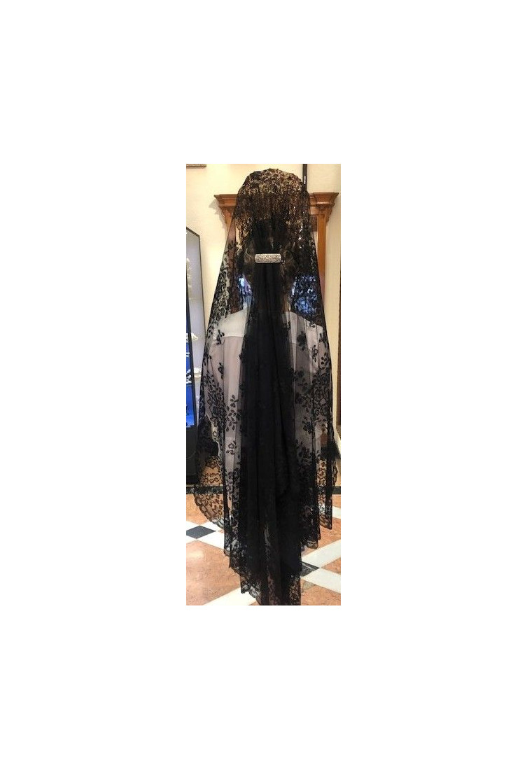 Mantilla bordada a mano en seda