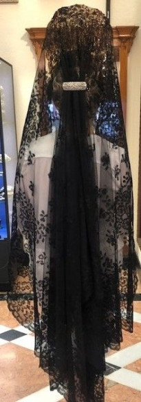 Mantilla bordada a mano en seda