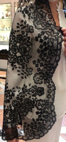 Mantilla bordada a mano en seda