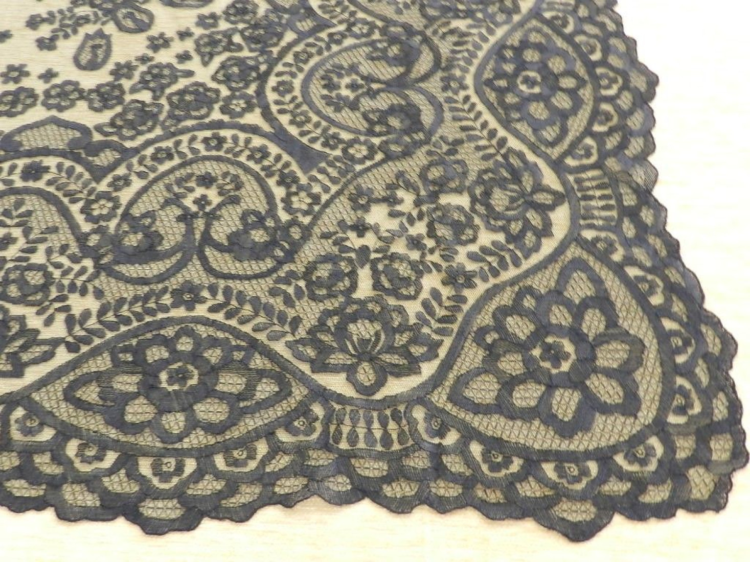 Mantilla bordada a mano en seda