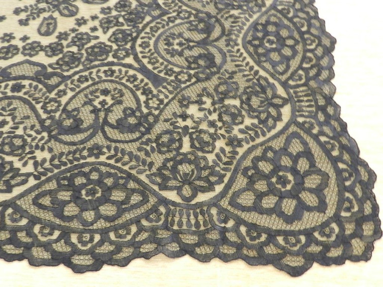 Mantilla bordada a mano en seda