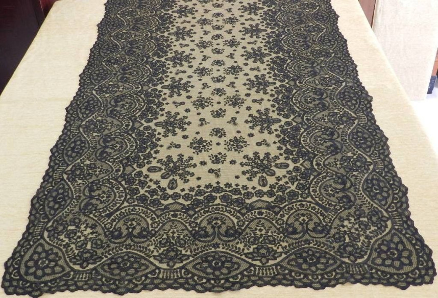 Mantilla bordada a mano en seda
