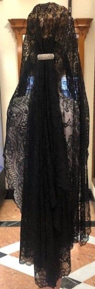 Mantilla bordada a mano en seda