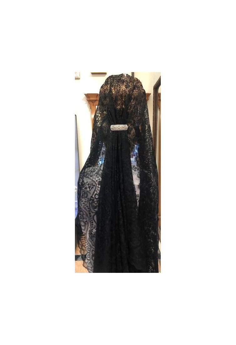 Mantilla bordada a mano en seda