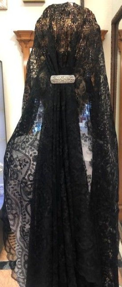 Mantilla bordada a mano en seda