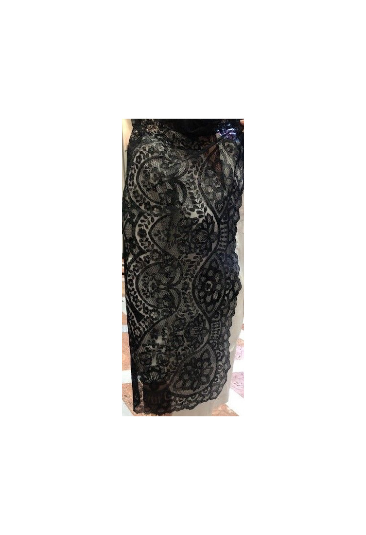 Mantilla bordada a mano en seda