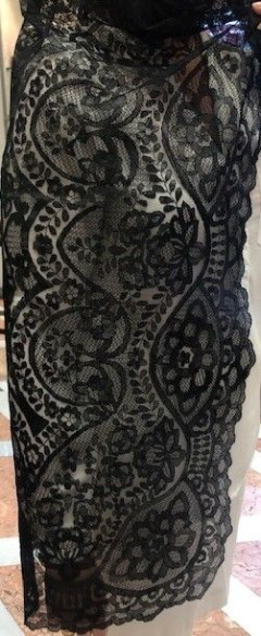 Mantilla bordada a mano en seda