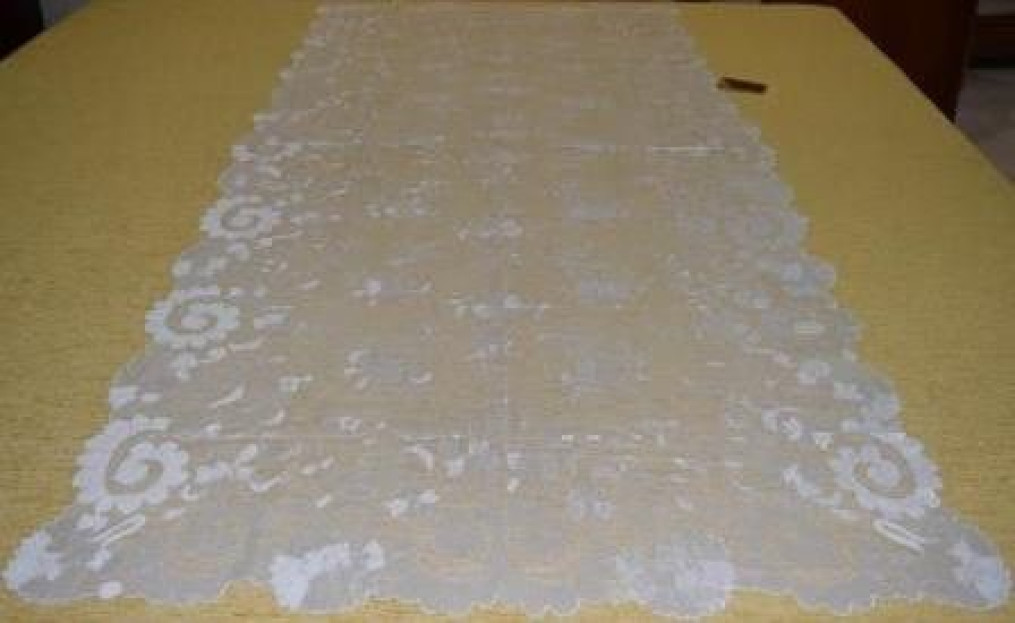 Mantilla bordada a mano en seda